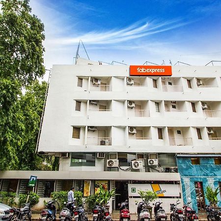 Fabexpress Kalyan - Nr Dairy Dan Circle Hotel Вадодара Екстериор снимка